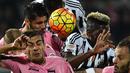 Pemain Juventus, Paul Pogba (2kiri) berebut bola dengan para pemain Palermo pada laga lanjutan Liga Italia Serie A di Stadion Renzo Barbera, Palermo, Senin (30/11/2015) dini hari WIB .  (AFP Photo/Gabriel Bouys)