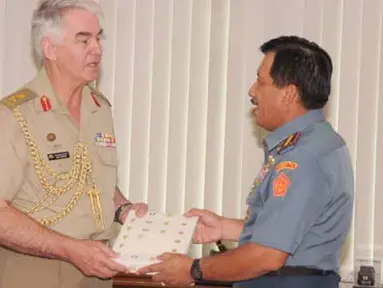 Citizen6, Jakarta: Panglima TNI Laksamana TNI Agus Suhartono, S.E., beserta para staf menerima kunjungan Kasad Australia, Lt General K. J. Gillespie, AO, DSC, CSM., di Mabes TNI, Cilangkap, Jakarta Timur, Senin (28/3). (Pengirim: Badarudin Bakri Badar)