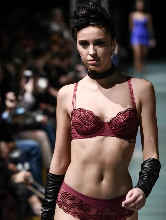 Seorang model membawakan koleksi pakaian dalam pada peragaan busana "Lingerie Rocks" di Paris, 20 Januari 2019. Pertunjukan itu menampilkan merek-merek Prancis serta mengundang tiga desainer muda, Badines, Jolies Memes dan Henriette H (Philippe LOPEZ/AFP)