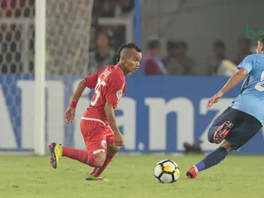 Riko Simanjuntak jeli melihat peluang di sisi kiri JDT dan memberikan assist untuk gol perdana Persija pada laga Piala AFC 2018 di Stadion Utama Gelora Bung Karno, Jakarta, Selasa (10/4/2018). Persija Jakarta menang 4-0.  (Bola.com/Nick Hanoatubun)