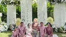 Prosesi siraman Maxime Bouttier menggabungkan unsur budaya Jawa, Bali, dan Eropa. Tempat acara dihiasi dengan bunga-bunga dan penjor khas Bali, menciptakan suasana sakral dan estetis. [Foto: instagram/ Ayu Dewi]
