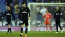 Para pemain Real Madrid tampak lesu usai ditaklukkan Espanyol pada laga La Liga di Stadion RCDE, Barcelona, Selasa (27/2/2018). Espanyol menang 1-0 atas Real Madrid. (AFP/Josep Lago)