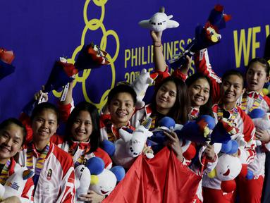 Tim bulutangkis putri Indonesia berpose saat menerima medali perak pada SEA Games 2019 di Muntinlupa Sports Complex, Manila, Selasa (3/12). Indonesia kalah 1-3 dari Thailand. (Bola.com/M Iqbal Ichsan)