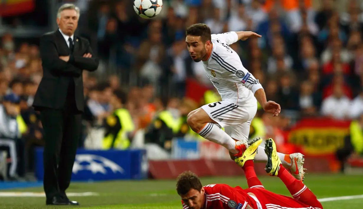 Bek kanan Real Madrid, Daniel Carvajal, berusaha melompati Mario Mandzukic (Bayern Munich) saat bertarung di laga pertama semifinal Liga Champions di Stadion Santiago Bernabeu, Madrid, Spanyol (24/4/2014). (REUTERS/Michael Dalder)