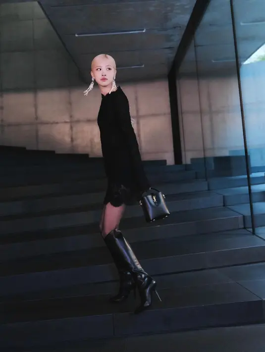 Dalam bergaya, Rose selalu mengandalkan busana minimalis. Tak terkecuali satu ini, ia tampak anggun dengan long sleeve mini dress warna hitam dengan detail material renda yang terawang. Kian chic, dengan sepatu boots yang dikenakannya sebagai alas kaki, serta anting panjang menjuntai.  [@roses_are_rosie].