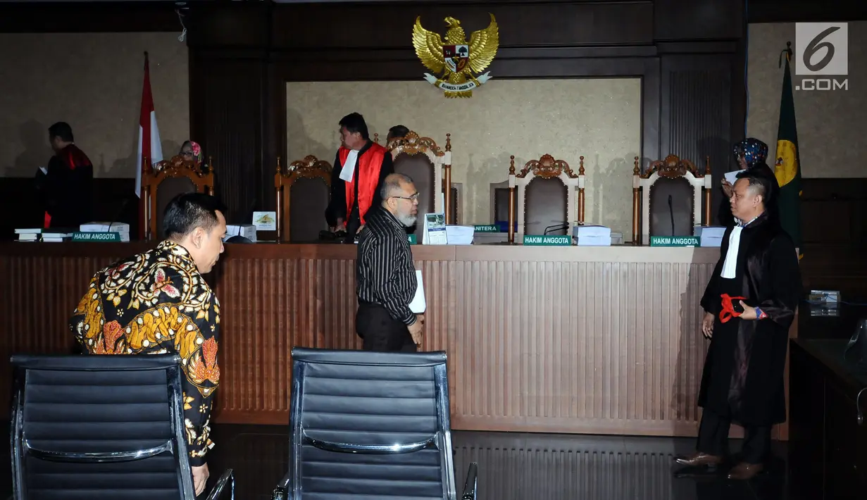 Mantan hakim Mahkamah Konstitusi (MK) Patrialis Akbar (tengah) usai menjalani sidang pembacaan tuntutan di Pengadilan Tipikor, Jakarta, Senin (14/8). Patrialis Akbar dituntut hukuman 12 tahun 6 bulan penjara. (Liputan6.com/Helmi Fithriansyah)
