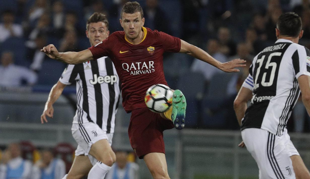 Striker AS Roma, Edin Dzeko, mengontrol bola saat melawan Juventus pada laga Serie A di Stadion Olimpico, Senin (14/5/2018). AS Roma imbangi Juventus dengan skor 0-0. (AP/Gregorio Borgia)