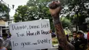 Massa Persaudaraan Korban Napza Indonesia berorasi ketika aksi simpatik di depan Kedubes Filipina, Jakarta, Selasa (11/10). Mereka mengecam sikap Presiden Filipina, Duterte yang main hakim sendiri terhadap pengguna narkoba. (Liputan6.com/Faizal Fanani)