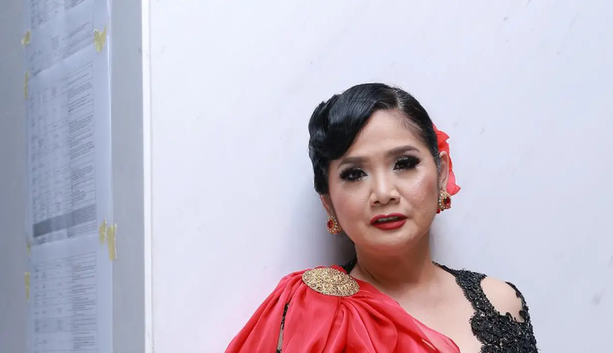 Menurut tante Ina hari pahlawan harus diadakan disekolah agar anak dapat mengerti menghargai pahlawan kita. (Galih W. Satria/Bintang.com)