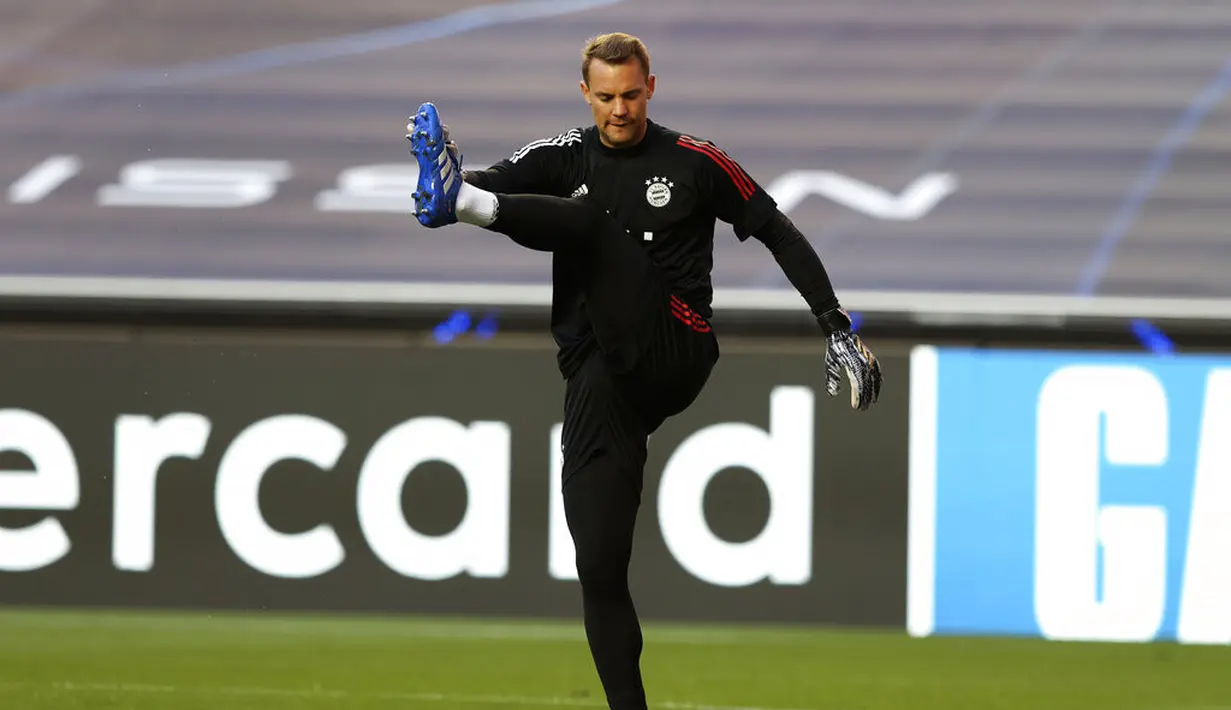 Kiper Bayern Munchen, Manuel Neuer melakukan pemanasan selama sesi latihan di stadion Da Luz, Lisbon, Portugal (13/8/2020). Bayern Munchen akan bertanding melawan Barcelona pada perempat final Liga Champions di Estadio da Luz. (Rafael Marchante/Pool via AP)