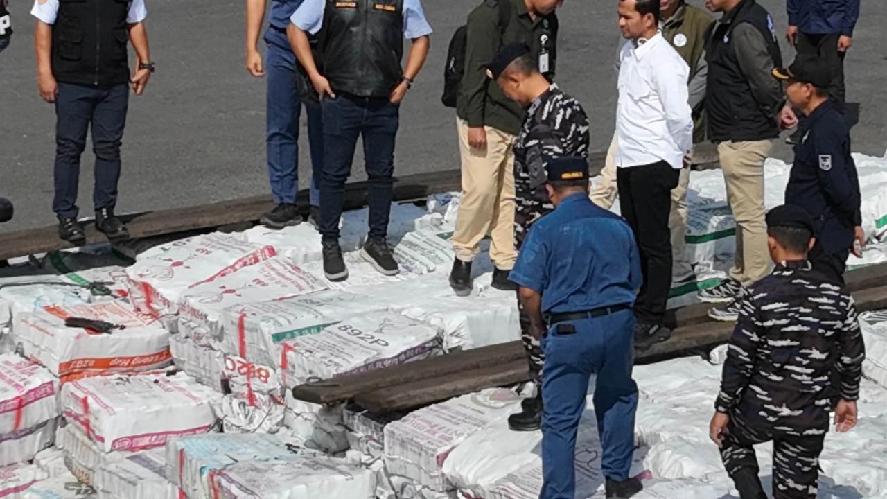 FOTO: TNI AL Gagalkan Penyelundupan 200 Ton Arang Bakau di Perairan Meranti