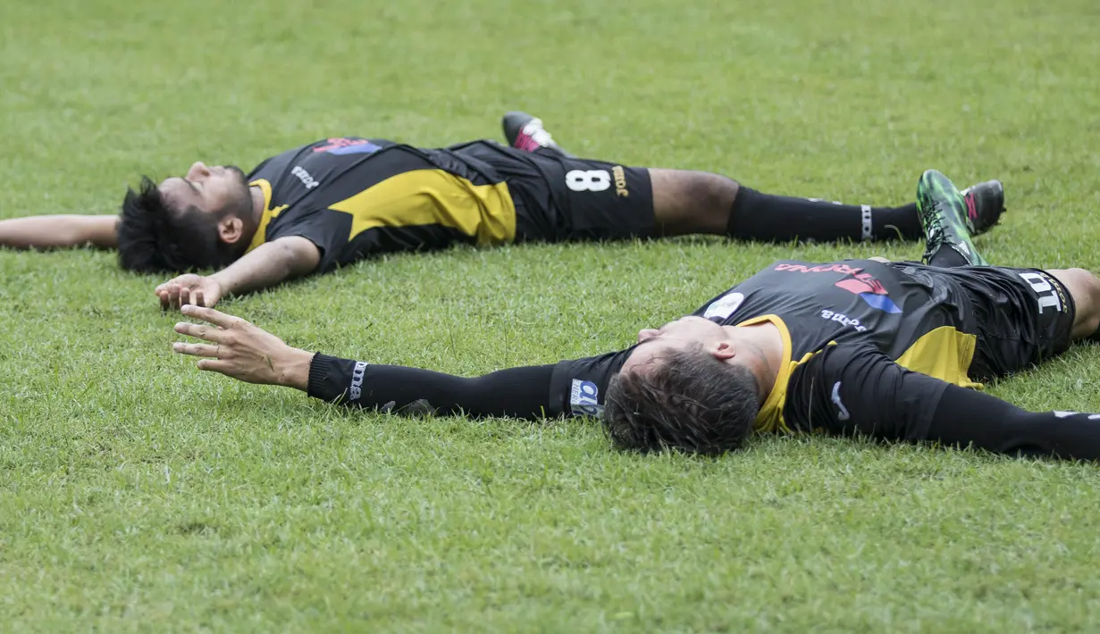 Para pemain Mitra Kukar melakukan pendinginan usai latihan jelang laga final Piala Jenderal Sudirman melawan Semen Padang di Stadion Gelora Bung Karno, Jakarta, Sabtu (23/1/2016). (Bola.com/Vitalis Yogi Trisna)