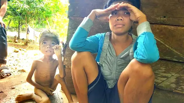 La Rungge, bersama ibunya yang mengalami gangguan jiwa.(Liputan6.com/Ahmad Akbar Fua)