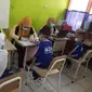 Dinkes Kota Tangerang mengintensifkan vaksinasi Covid-19 terhadap ratusan siswa baru tingkat SD yang telah melewati batas usia 6 tahun. (Liputan6.com/Pramita Tristiawati)