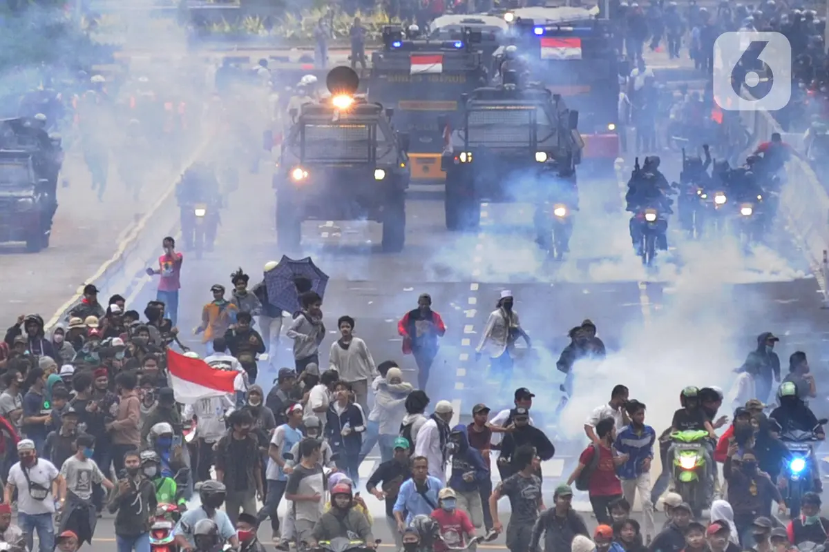 Polisi Pukul Mundur Pendemo Omnibus Law