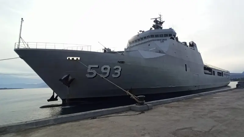 KRI Banda Aceh 593 salah armada kapal perang milik TNI AL sandar di dermaga Lanal Mamuju mengirimkan bantuan untuk korban gempa Sulbar. (Foto: Liputan6.com/Abdul Rajab Umar)