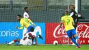 Pemain Brasil Neymar (kiri) usai mencetak gol ke gawang Peru pada pertandingan kualifikasi Piala Dunia 2022 di National Stadium, Lima, Peru, Selasa (13/10/2020). Brasil menang 4-2 dengan lewat hattrick dari Neymar. (Daniel Apuy, Pool via AP)