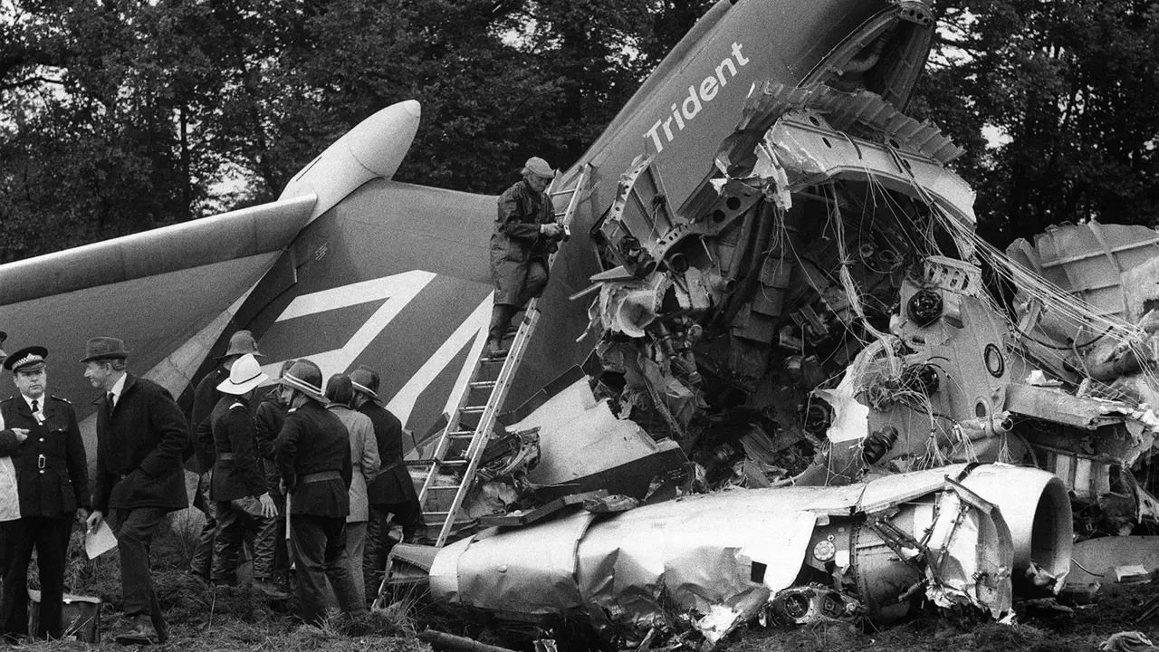 Pesawat British European Airways 548 yang jatuh di Staines, Inggris. (getsurrey.co.uk)