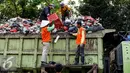 Sejumlah pekerja memindahkan sampah ke truk pengangkut di Transit Pembuangan Sampah, Lenteng Agung, Jakarta, Rabu (19/8/2015). Setiap hari sampah yang diangkut dari Kecamatan Jagakarsa mencapai kisaran 94 ton. (Liputan6.com/Yoppy Renato)