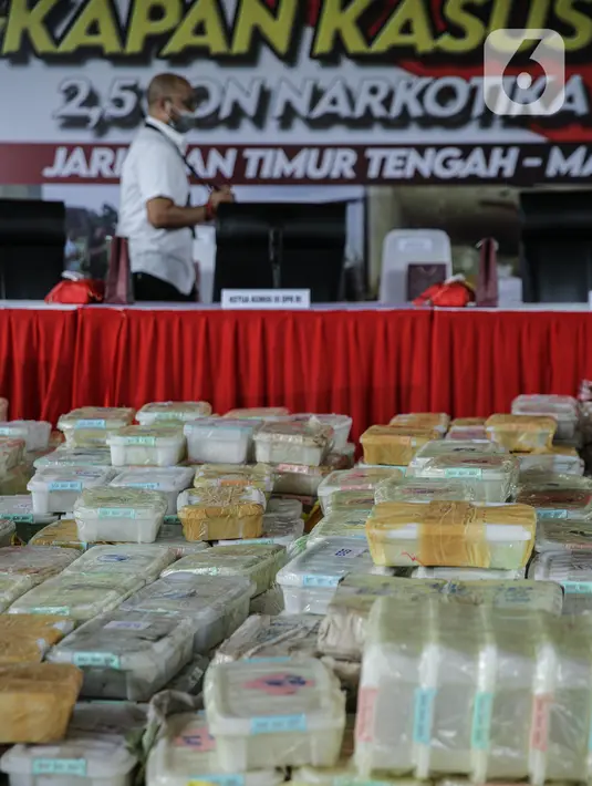 Barang bukti sabu diperlihatkan saat konferensi pers di Lapangan Bhayangkara Mabes Polri, Jakarta, Rabu (28/4/2021). Satgassus Merah Putih Polri mengungkap kasus peredaran narkoba sebanyak 2,5 ton sabu jaringan Timur Tengah - Malaysia - Indonesia. (Liputan6.com/Faizal Fanani)