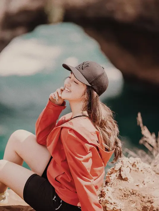 Pantai menjadi tempat favorit banyak orang untuk berlibur. Tak ketinggalan, Ranty Maria juga memilih untuk menikmati keindahan pantai. Saat di pantai, Ranty Maria memilih gaya sporty dengan jaket merah serta celana pendek dan topi hitam. (Liputan6.com/IG/@rantymaria)