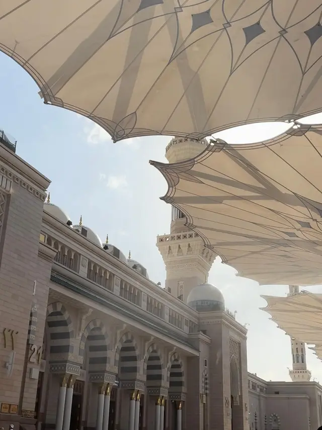 6 Potret Pangeran Mateen dan Anisha Rosnah Jalani Umrah Perdana