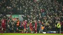 Penyerang Liverpool, Darwin Nunez (kedua kanan)  berselebrasi dengan rekan setimnya setelah mencetak gol ke gawang Manchester United pada pertandingan lanjutan Liga Inggris di stadion Anfield, Inggris, Minggu (5/3/2023). Liverpool menang telak atas Manchester United dengan skor telak 7-0. (AP Photo/Jon Super)