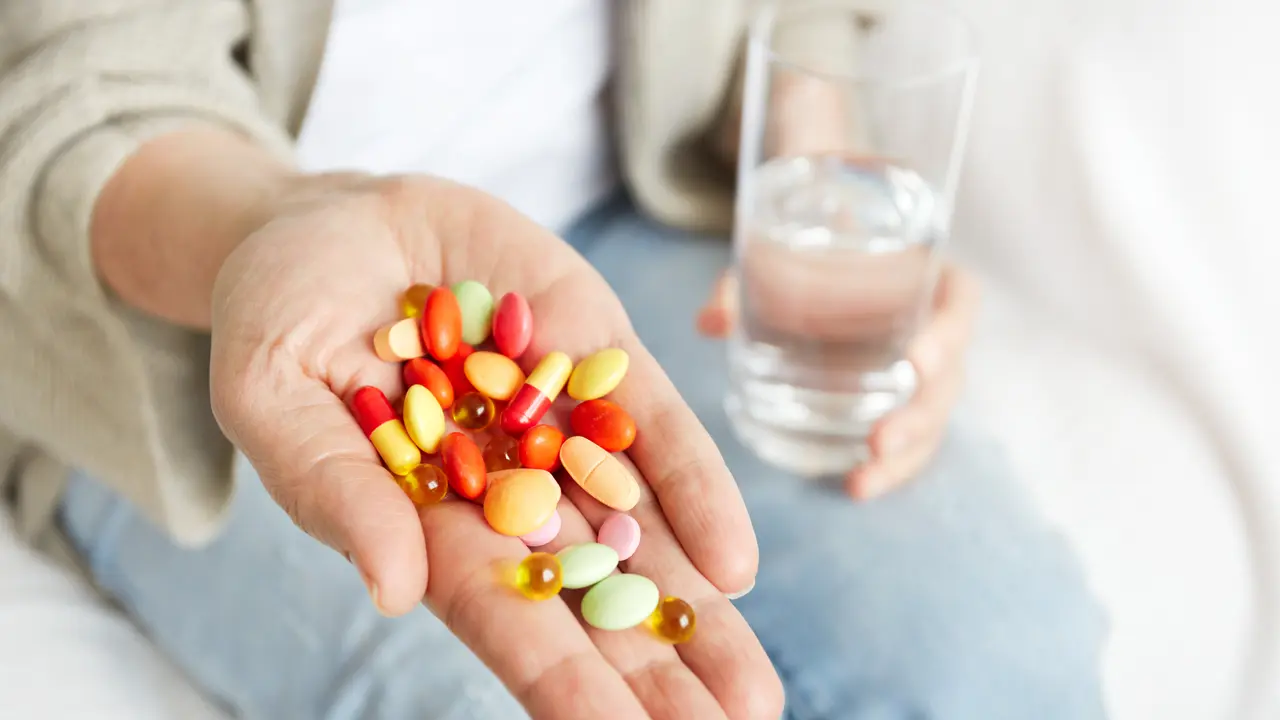 Bahaya Minum Suplemen Berlebihan Tanpa Konsultasi Dokter (photo by freepik.com)