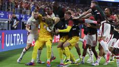 Pemain Kanada melakukan selebrasi setelah menang atas Venezuela melalui adu penalti pada laga perempat final Copa America 2024 di AT&T Stadium, Arlington, Texas, Sabtu (06/07/2024) WIB. (AP Photo/Richard Rodriguez)