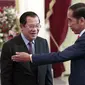 Presiden  Joko Widodo menyambut Perdana Menteri Kamboja Hun Sen di Istana Merdeka, Minggu (20/10/2019). Raja Eswatini, Mswati III beserta istrinya, Siphelele Mashwama menjadi kepala negara kelima yang bertemu Jokowi. (AP Photo/Dita Alangkara)