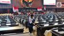 Petugas mempersiapkan Gedung Nusantara jelang sidang tahunan MPR, sidang bersama DPR-DPD, dan sidang paripurna DPR di Kompleks Parlemen, Jakarta, Kamis (11/8/2022). Presiden Joko Widodo atau Jokowi direncanakan akan hadir dan menyampaikan pidato dalam ketiga sidang tersebut. (Liputan6.com/Angga Yuniar)