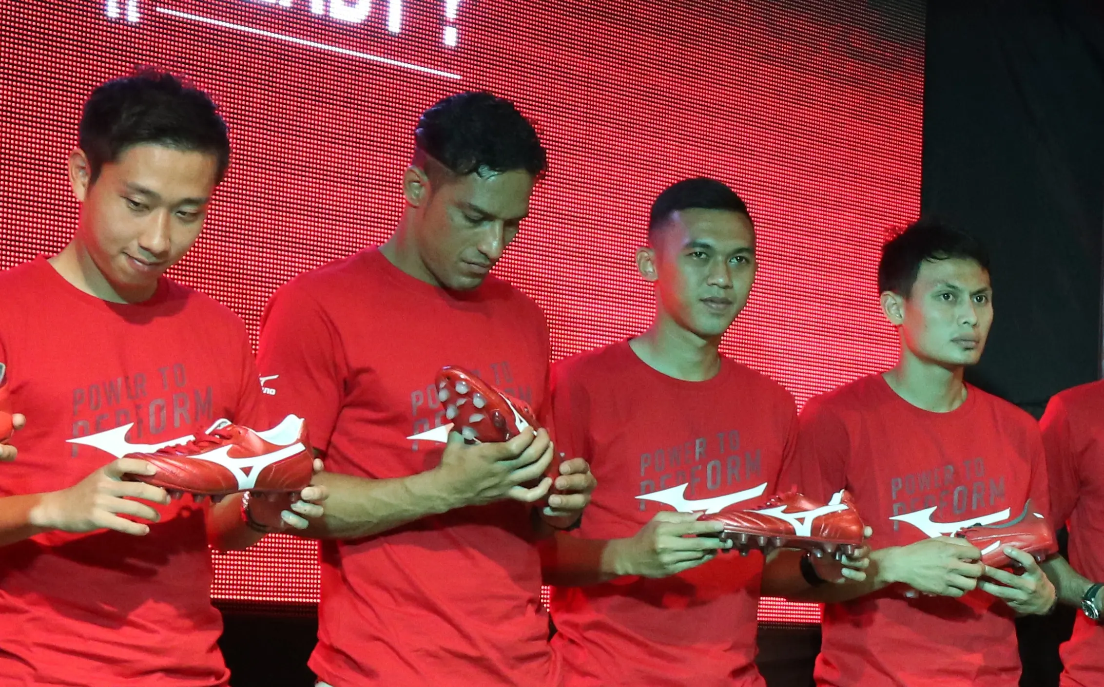 Penyerang Persija Jakarta, Addison Alves (kedua dari kiri), dalam peluncuran sepatu terbaru Mizuno di Fisik Sport Jakarta, Kamis (28/6/2018). (Istimewa)