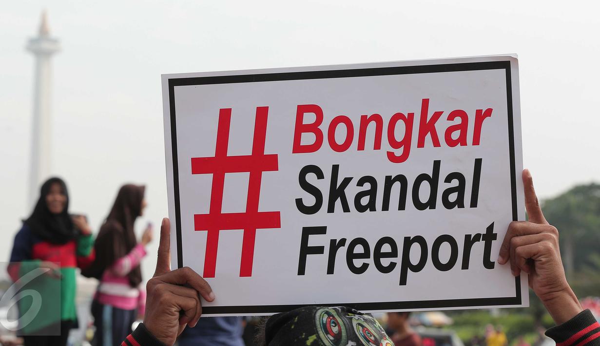 Sejumlah mahasiswa menggelar aksi teaterikal Skandal Freeport di bundaran Patung Kuda, Jakarta, Minggu (27/12/2015). Aksi tersebut sebagai bentuk sindiran kepada pemerintah terkait kasus Freeport. (Liputan6.com/Angga Yuniar)