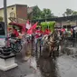 Diiringi deras Hujan, Bacalon PDIP Daftar ke KPU Naik Bendi (Dewi Divianta/Liputan6.com)