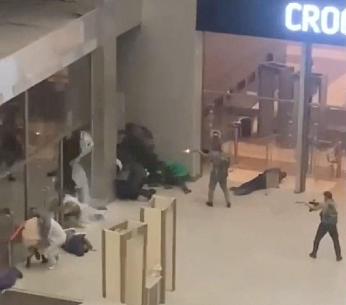 Penembakan massal terjadi di Gedung Konser&nbsp;Crocus City Hall, Moskow, Rusia, pada Jumat (22/3/2024). Sedikitnya 60 orang tewas dan 145 lainnya terluka dalam serangan yang diklaim dilakukan oleh militan ISIS.&nbsp;<br><br>Sebuah video yang terverifikasi memper
