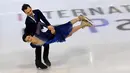Pasangan atlet Figure Skating, Natalia Kaliszek dan Maksym Spodyriev dari Polandia tampil menunjukkan gerakan selama bersaing dalam kategori ajang Grand Prix Internationaux de France di Grenoble, Prancis, Sabtu (18/11). (AFP PHOTO / JEAN-PIERRE CLATOT)