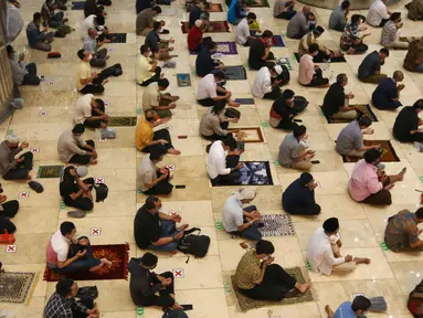 Jemaah melaksanakan ibadah salat Jumat di Masjid Istiqlal, Jakarta, Jumat (11/2/2022). Di tengah lonjakan kasus Covid-19 di DKI, Masjid Istiqlal melakukan pembatasan jumlah jemaah maksimal 50 persen serta jam operasional pengunjung untuk shalat. (Liputan6.com/Herman Zakharia)