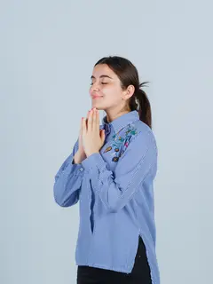 Satu tarikan napas yang dilakukan dengan sadar ternyata mampu membantu menenangkan pikiran, memperlambat detak jantung, dan memberi jeda sebelum emosi mengambil alih. (Foto: Freepik.com).