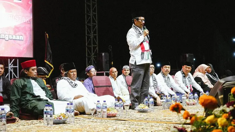 Menko Polhukam Mahfud MD, memimpin doa untuk Palestina bersama ribuan santri di Pondok Pesantren Minggir, Sleman, Daerah Istimewa Yogyakarta pada Sabtu (4/11/2023).