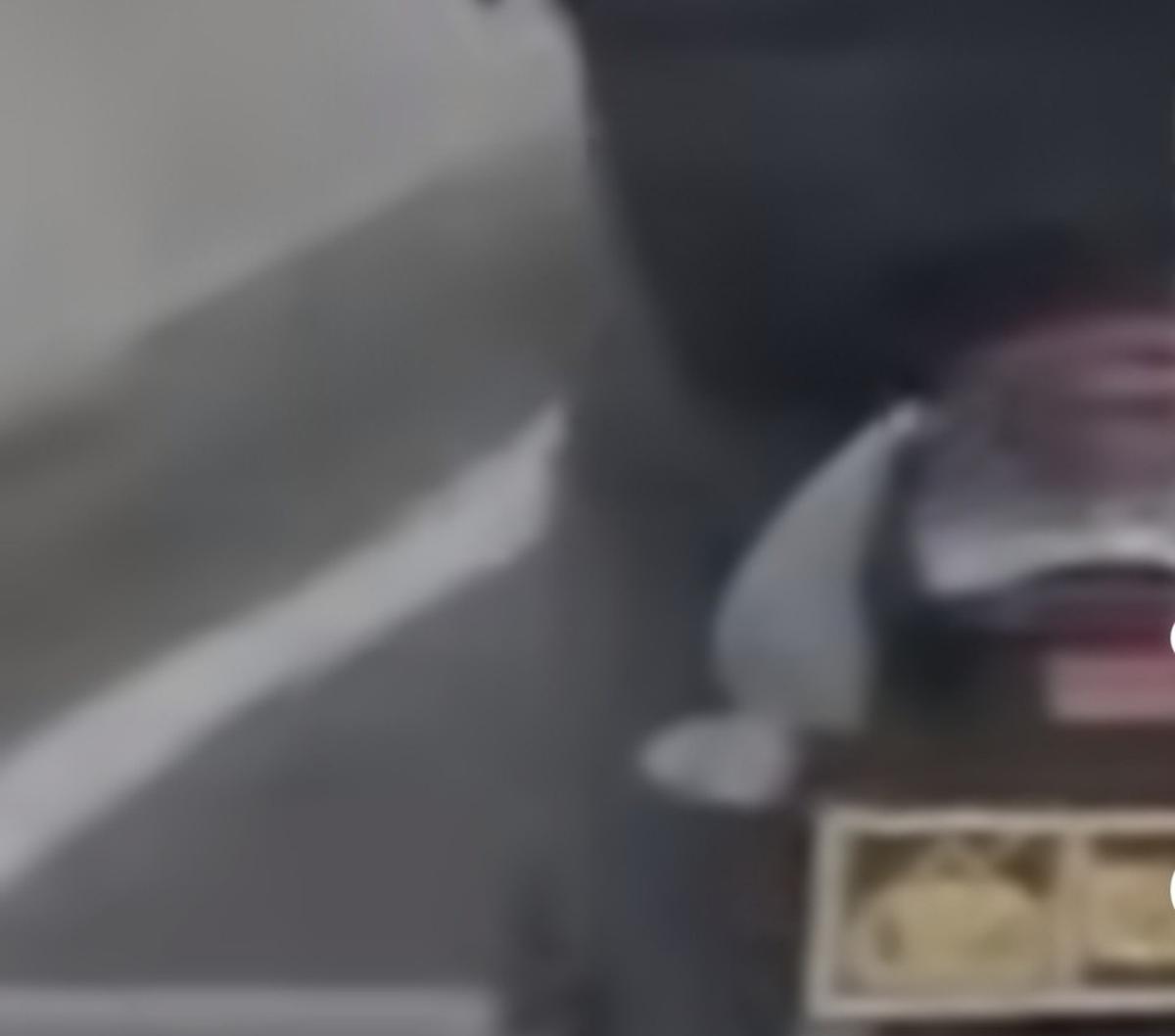 "Oh lepas ya, ini nih kena nih (motor plat sipil) Eh, Polisi Indonesia," ujar suara dalam video tersebut.