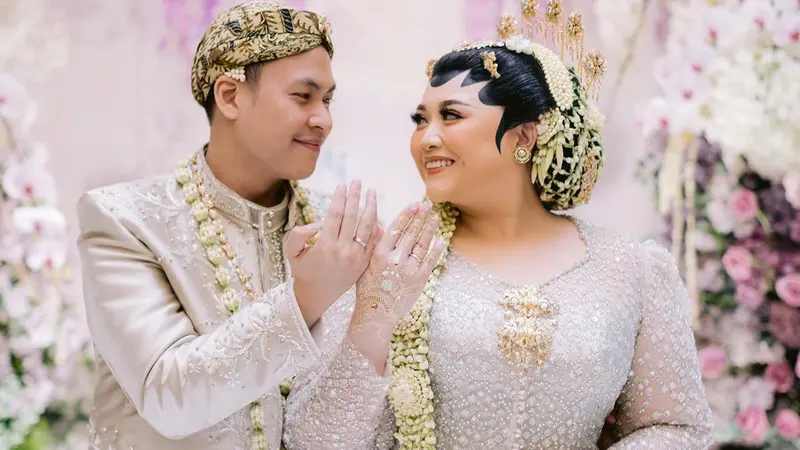 6 Potret Beda Gaya Salshabilla Adriani dan Clarissa Putri Kenakan Kebaya Putih saat Akad, Sama-sama Menikah di Tanggal Cantik