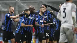 Penyerang Inter Milan, Romelu Lukaku (tengah) berselebrasi dengan rekan-rekannya usai mencetak gol ke gawang Bologna pada pertandingan lanjutan Liga Serie A Italia di Stadion San Siro Milan, Minggu (6/12/2020). Inter menang 3-1 atas Bologna. (AP Photo/Antonio Calanni)