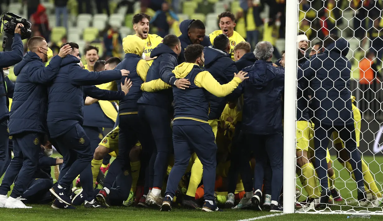 Para pemain Villareal merayakan kemenangan setelah memenangkan pertandingan final Liga Europa melawan Manchester United di Gdansk, Polandia, Kamis (27/5/2021).  Ini menjadi gelar juara Liga Europa pertama untuk Villarreal. (Maja Hitij, Pool via AP)