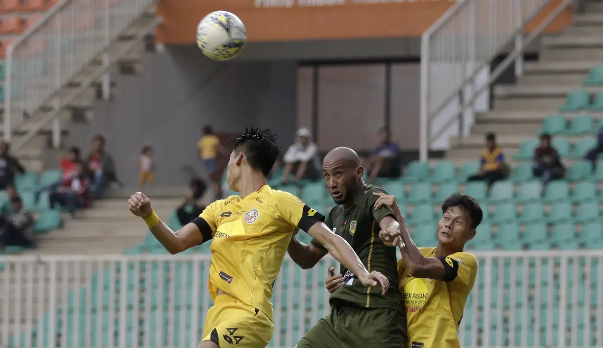 Striker Tira Persikabo, Loris Arnaud, berebut bola atas dengan pemain Semen Padang pada laga Shopee Liga 1 di Pakansari, Bogor, Jumat (267/9). Tira Persikabo bermain imbang 1-1 atas Semen Padang. (Bola.com/Yoppy Renato)