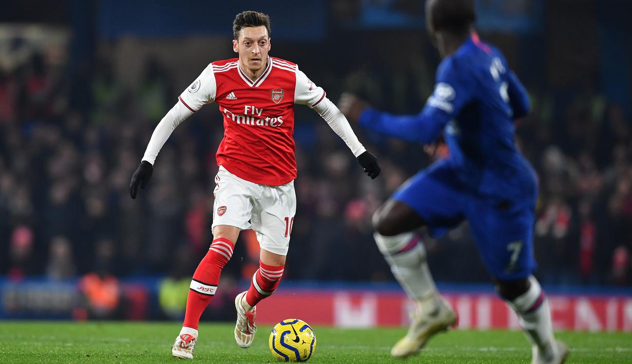 Gelandang Arsenal, Mesut Ozil, menggiring bola saat menghadapi Chelsea pada laga Premier League pekan ke-24 di Stamford Bridge, London, Rabu (22/1). Arsenal tahan imbang Chelsea 2-2. (AFP/Ben Stansall)