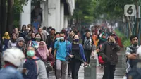 Pekerja berjalan kaki saat jam pulang di kawasan Sudirman, Jakarta, Jumat (7/2/2020). BPJS Ketenagakerjaan yang kini bernama BP Jamsostek menargetkan sekitar 23,5 juta tenaga kerja baru masuk dalam daftar kepesertaan pada 2020. (Liputan6.com/Angga Yuniar)