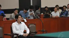 Roger Danuarta mengikuti persidangan lanjutan kasus penyalahgunaan narkoba di pengadilan Jakarta Timur, Senin (26/5/14). (Liputan6.com/Panji Diksana)