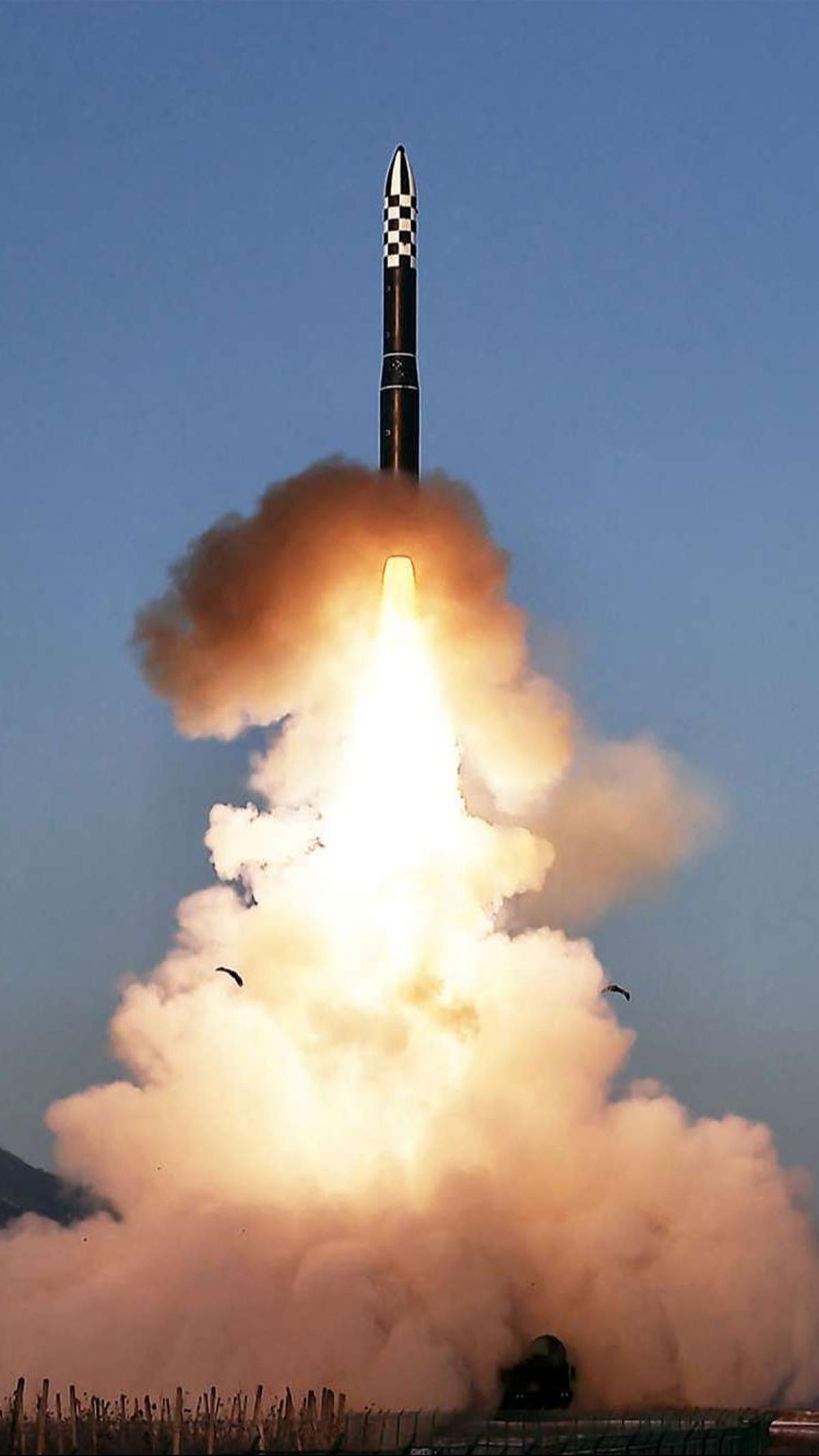 Media pemerintah Korea Utara KCNA melaporkan bahwa rudal tersebut meluncur hingga ketinggian 6.518 km, terbang sejauh 1.002 km dan secara akurat mengenai sasaran yang dituju, sebuah hamparan laut kosong.&nbsp;KCNA / AFP