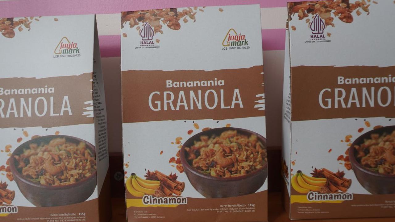 “Granola ini sangat bagus untuk diet karena dibuat dengan campuran tepung pisang. Ada rasa coklat, kayu manis dan madu,” katanya.
