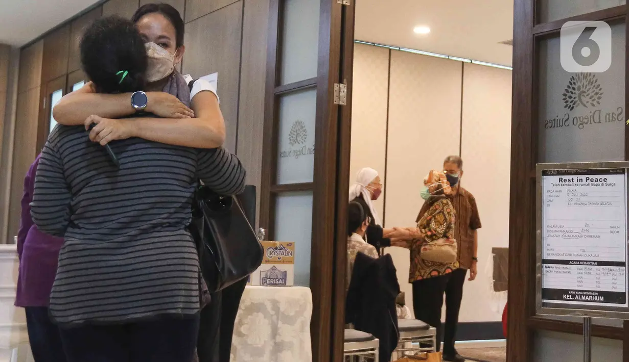 Suasana tempat mendiang Bob Tutupoly disemayamakan di Rumah Duka RS Siloam Semanggi, Jakarta Selatan, Selasa (5/7/2022). Penyanyi legendaris Bob Tutupoly meninggal dunia di usia 82 tahun pada Selasa, 5 Juli 2022, setelah dirawat di Rumah Sakit Mayapada Jakarta Selatan. (Liputan6.com/Herman Zakharia)